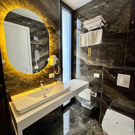 Henry & Hotel Golem (Tirana)