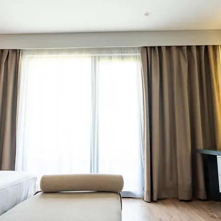 Hotel Henry & Golem (Tirana)