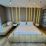 Henry & Hotel