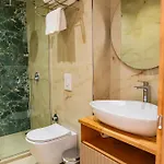 Hotel Henry & Golem (Tirana)