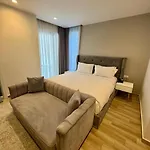 Henry & Hotel 5*