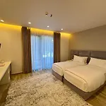 Henry & Hotel 5*
