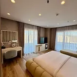 Hotel Henry & 5*