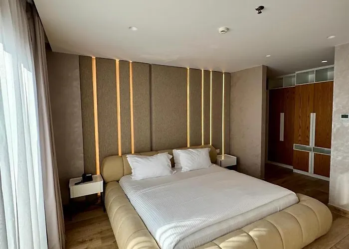 Henry & Golem (Tirana)